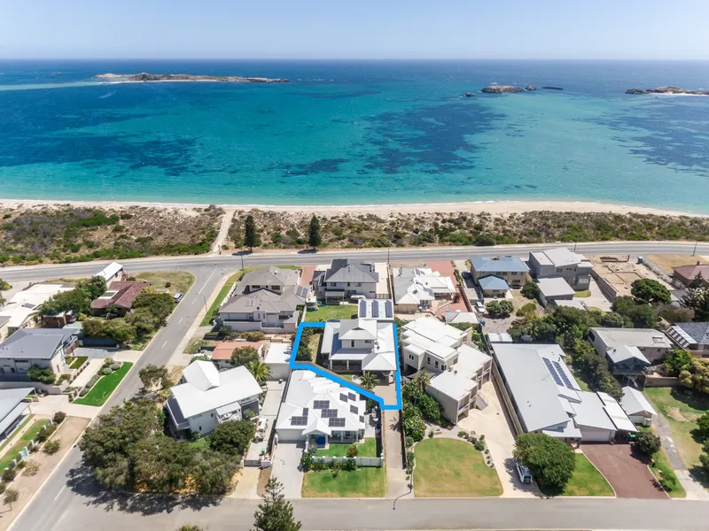 DREAM LOCATION, MAGNIFICENT OCEAN VIEWS AND A HOLIDAY LIFESTYLE.