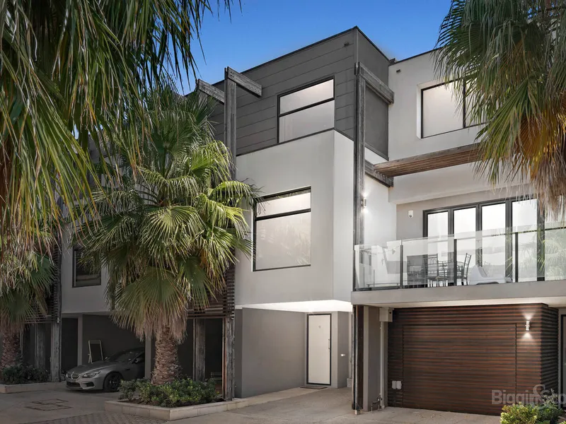 Dream 3-level 3-bedroom town residence in scenic palm tree setting