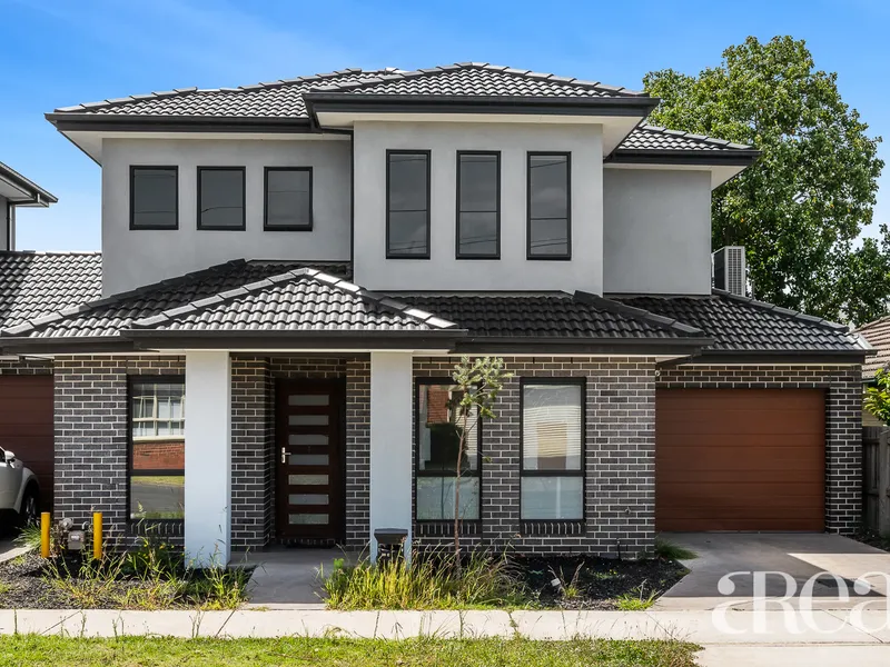 Partially Furnished 4 Bedroom Townhouse in Oakleigh East