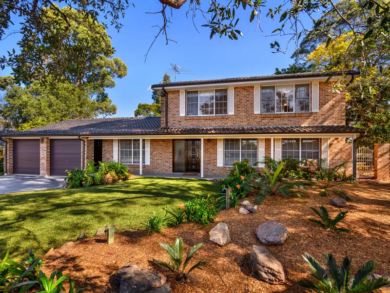 SPACIOUS LOWER MOUNTAINS FAMILY HOME ON A LEVEL 746M2 BLOCK!