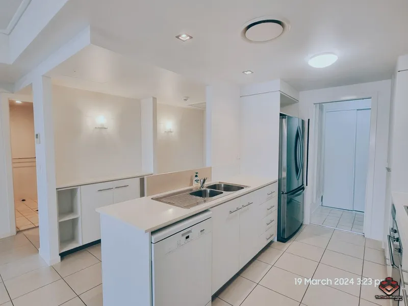 LUXURY 2 BED + 1 STUDY APARTMENT 50M TO WESTFIELD