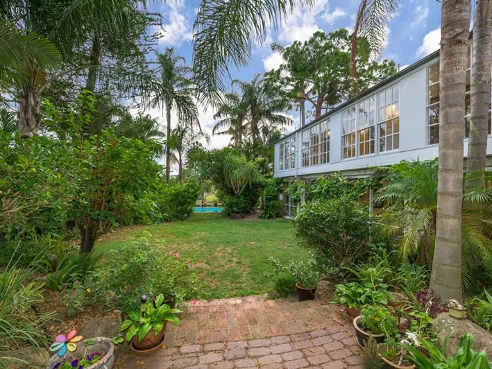1 BEDROOM SHARING KITCHEN AND LIVING IN A BEAUTIFUL CHARACTER STATELY HOME