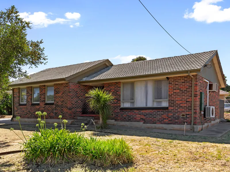 Easy-care family home directly opposite a park!