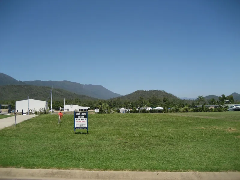 Vacant lot with access to deck & pontoon