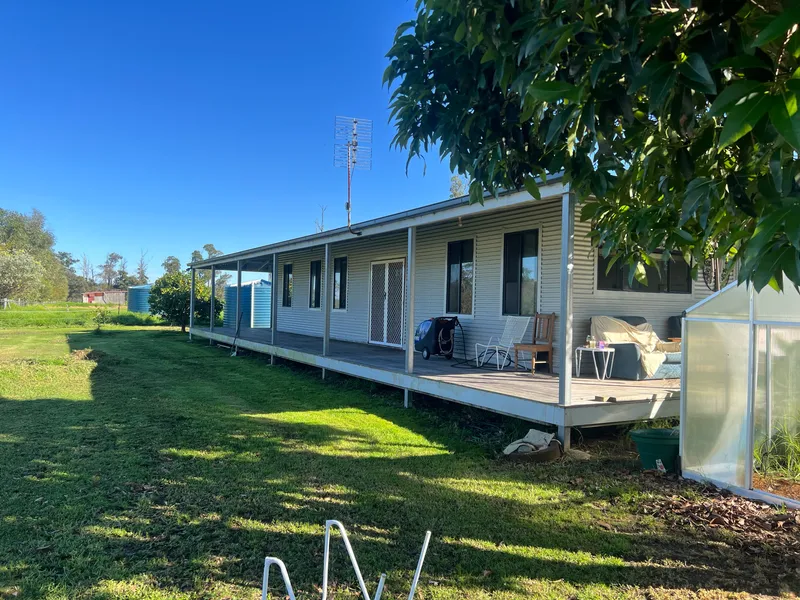 PRIVACY, PEACE & MOUNTAIN VIEWS just 13km from town!