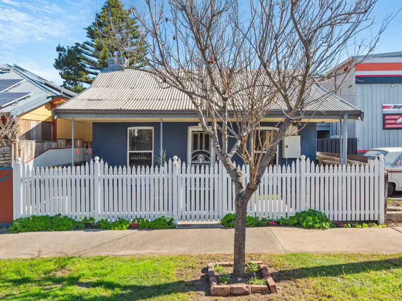 Elegant 1910 Cottage with Classic White Picket Fence