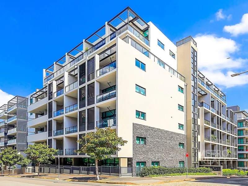 Beautiful water view apartment close to train station and shops!