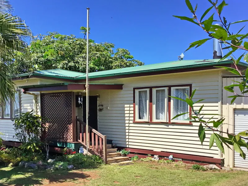 *** CONTRACT CRASHED (due to finance) ***    SUBMIT ALL OFFERS AROUND $250,000Delightful, tastefully renovated character cottage!