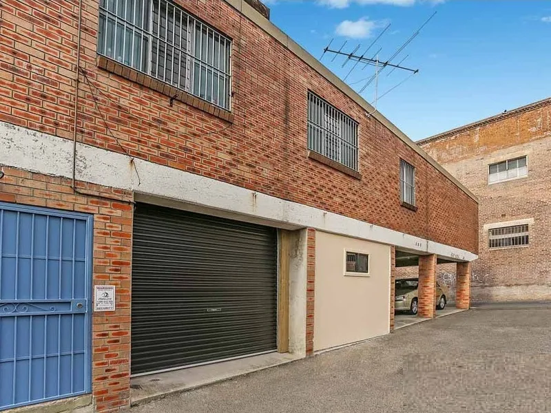 Bargain Work Studio in Desirable Location!