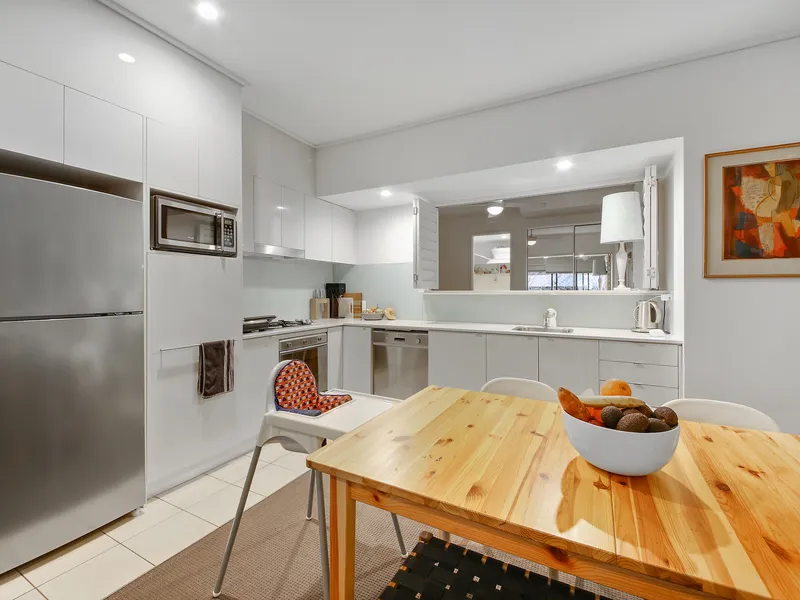 Stylish 90sqm apartment with + study in convenient location