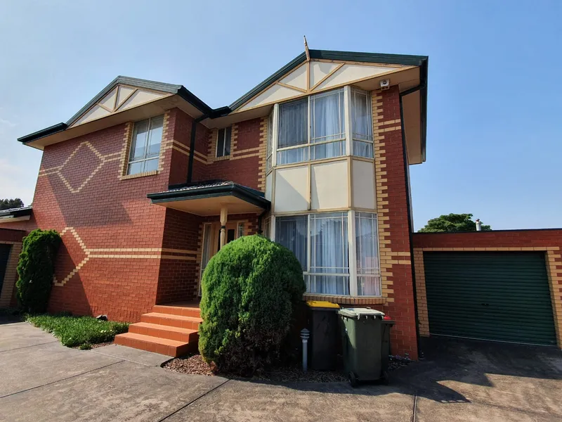 MODERN & HUGE 4 BEDROOM, 3 BATHROOM TOWN RESIDENCE