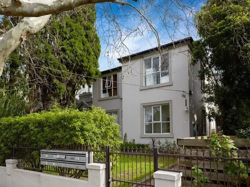 Renovated One Bedroom With Extra Large Courtyard