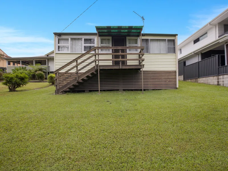 TOWN CENTRE LOCATION - OVERLOOKING GOLF COURSE