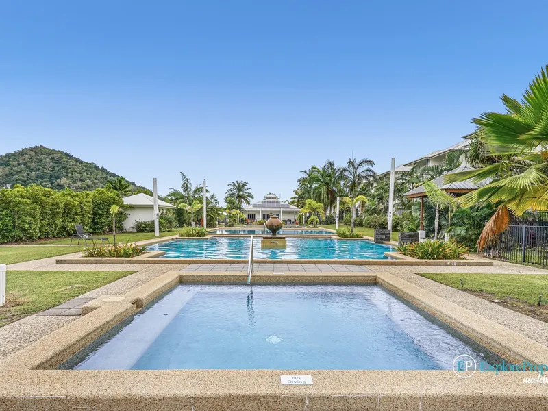 Immaculately presented tropical style unit! 