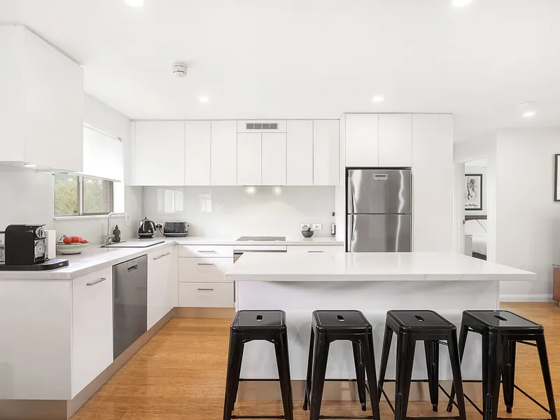 Renovated top floor apartment in quiet cul-de-sac