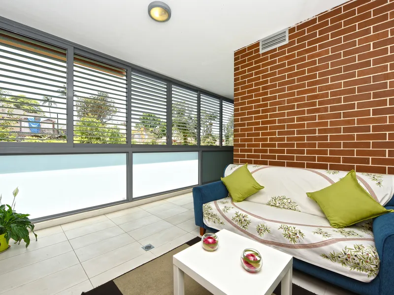 Contemporary and Secure One-Bedroom Residence in a Tranquil and Convenient Setting