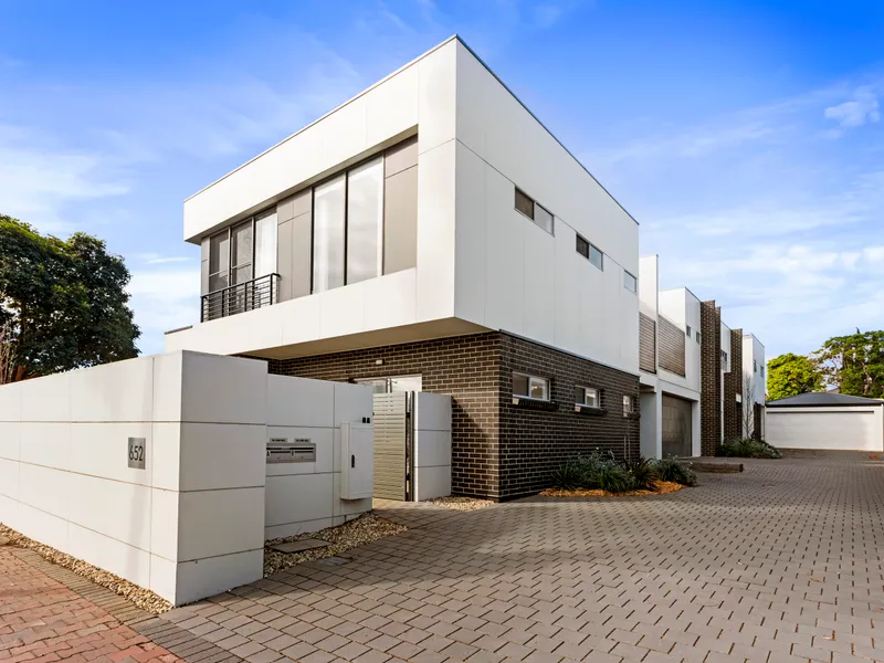 Stylish, Spacious & Modern with Views to the Sea