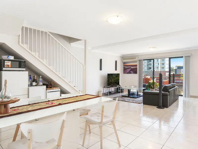 Dual level full brick penthouse with two study alcoves & north aspect | 300m to the Plaza and Station