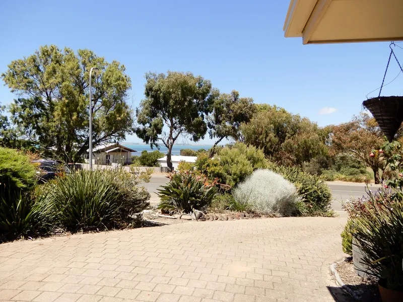 4 Bedrooms, 2 Bathrooms and Sea Views!