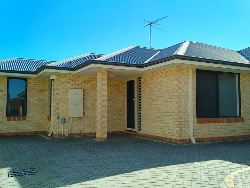 Freshly Painted 3 bedroom, 2 Bathroom Villa.