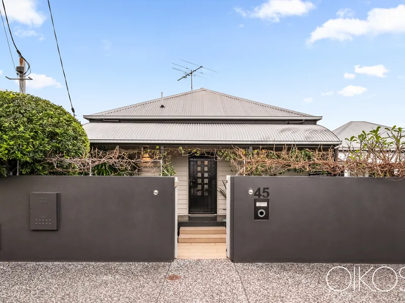 MODERN TRI-LEVEL WITH MOUNT COOT-THA OUTLOOK
