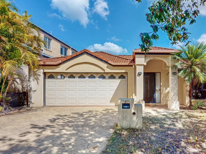 Easy stroll to Lake & Shopping Centre