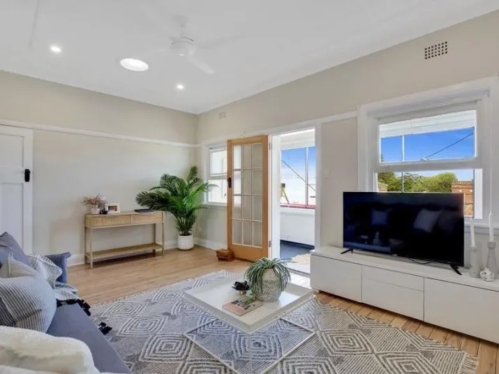 FRESHLY RENOVATED TWO BEDROOM APARTMENT WITH PRIVATE REAR GARDEN!