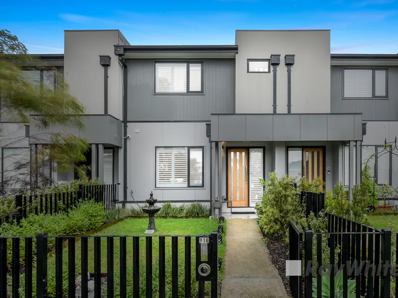 STUNNER BEAUTY WITH STREET FRONTAGE IN AN UNRIVALLED LOCATION!