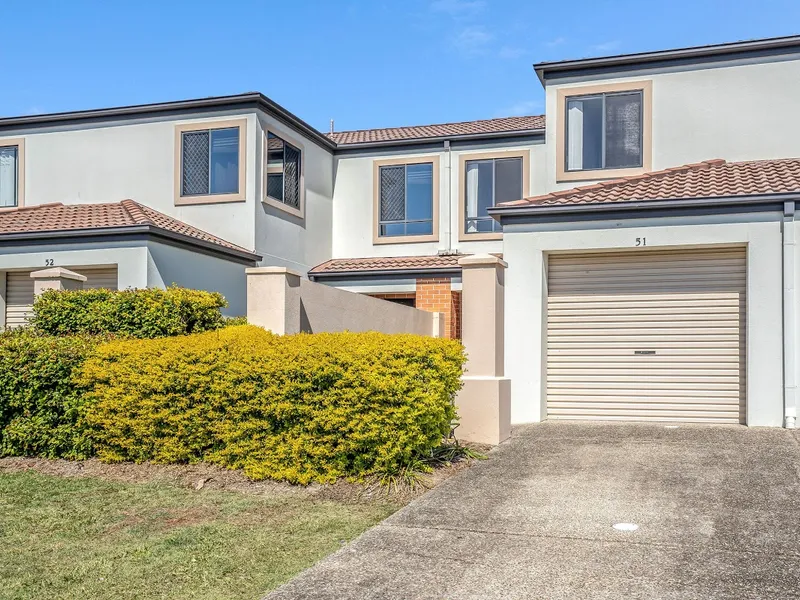 Massive Family Friendly Yard - Terrific Townhouse