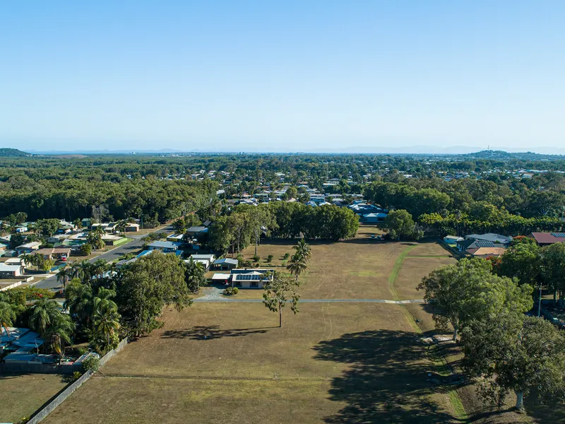 Acreage Living at Its Absolute Best In Popular Mackay Suburb