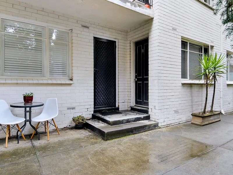 “Bright, Spacious & Refurbished“