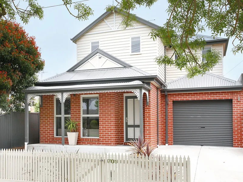 EXECUTIVE TOWNHOUSE 2 BLOCKS FROM STURT STREET