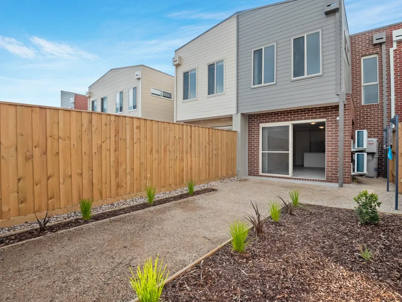 3 Bedroom Overlooking Parkland!