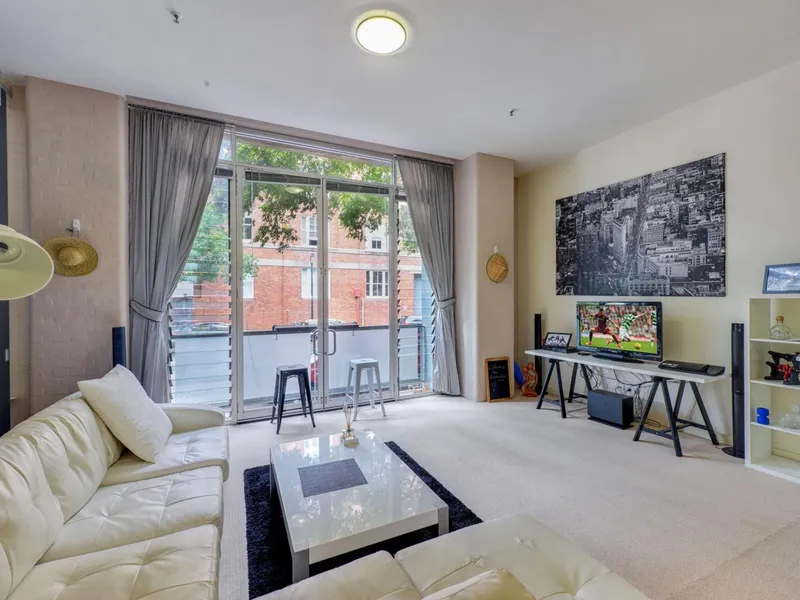 SUPER-SIZED TWO BEDROOM WOOLSTORE APARTMENT