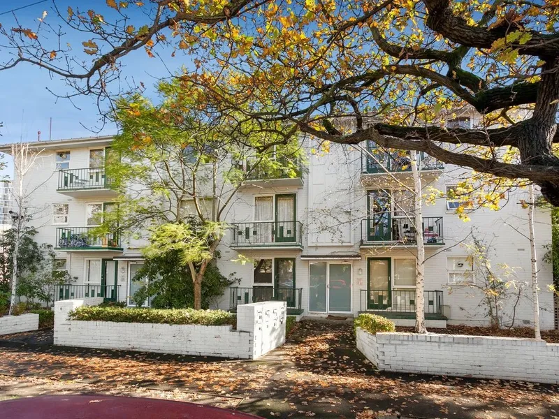 SOUGHT AFTER LOCATION - CLOSE TO TOORAK TRAIN STATION
