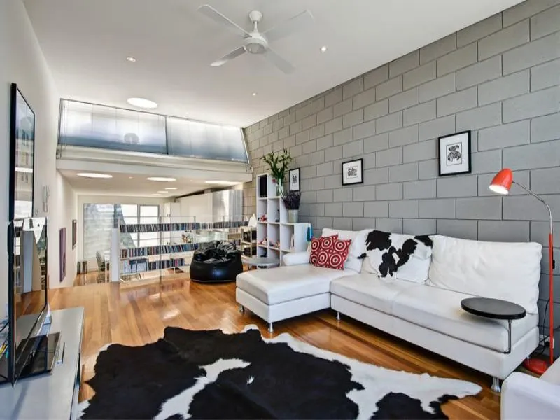 INNER CITY 3 BEDROOM TOWNHOUSE WITH LUXURIOUSLY LARGE PROPORTIONS!