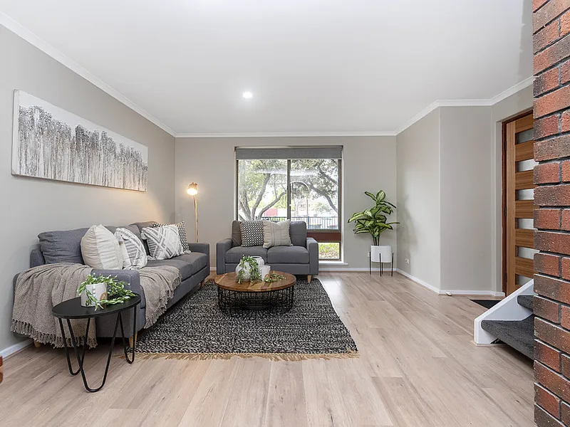 FULLY RENOVATED TOWNHOUSE IN POPULAR CITY FRINGE LOCATION