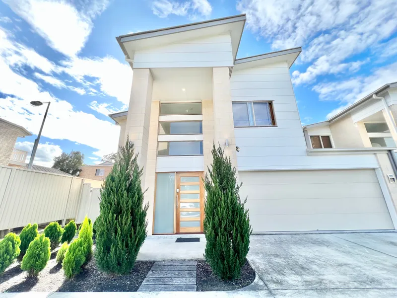 Hassle Free Upmarket Serviced Townhouse, Cleaning, furniture, gardener, fast internet included