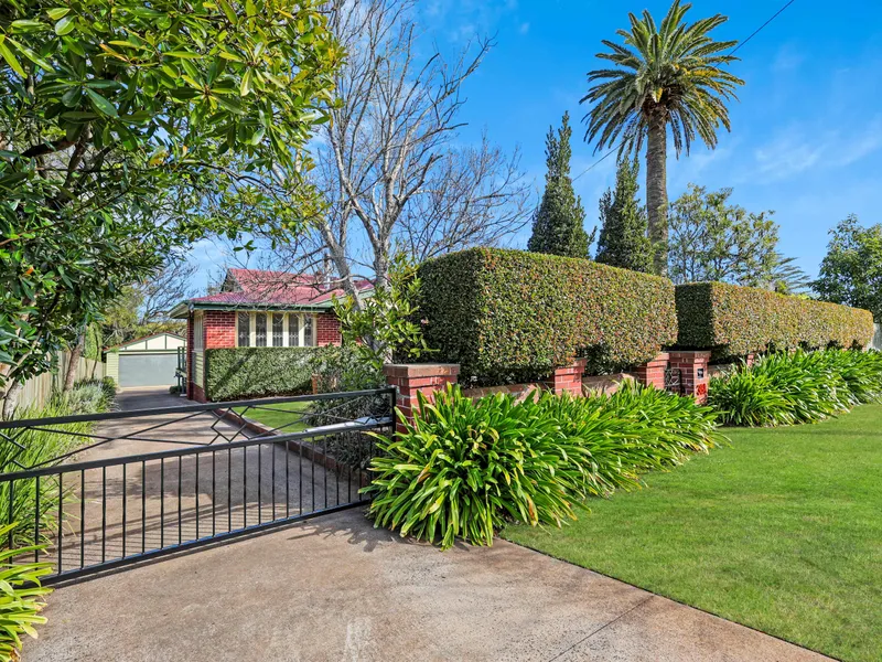 Here in prominent East Toowoomba, vogue updates perfectly blend with yesteryear character. North-facing.