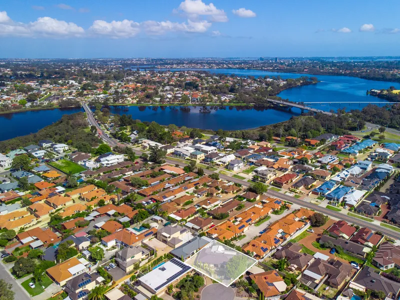 FAMILY HOME IN GREAT LOCATION!