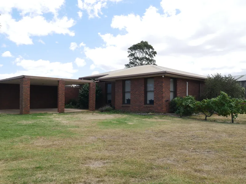 Cosy Family Home on 15 Acres!