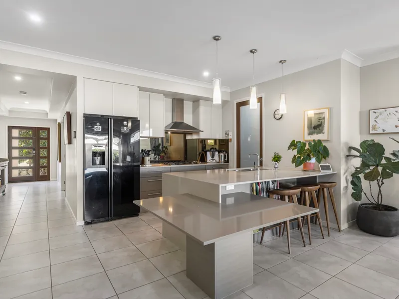 MODERN LOW MAINTENANCE HOME CLOSE TO ALL AMENITIES!!!