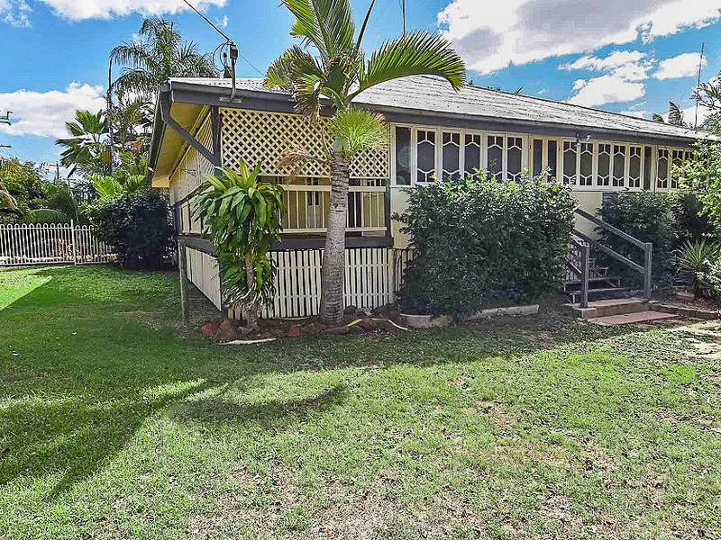 1920’s QUEENSLANDER OOZES CHARM & CHARACTER