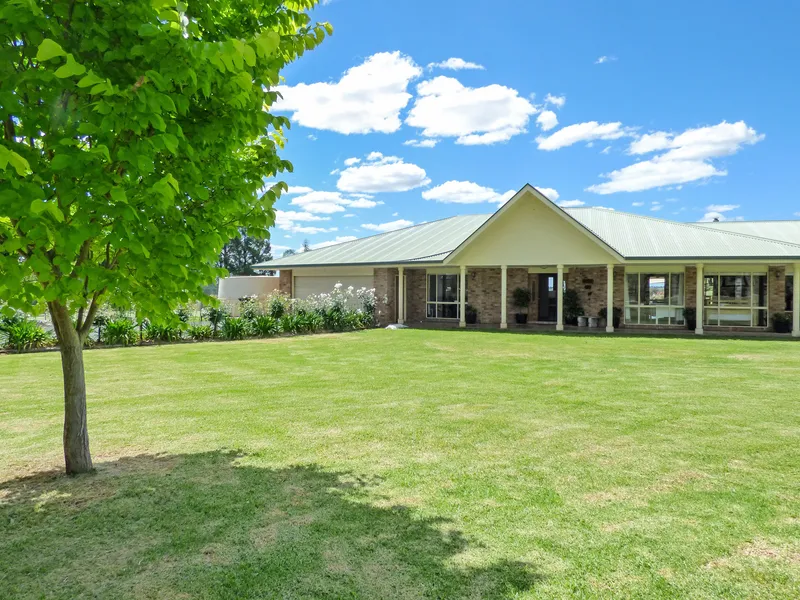 Fully furnished 6 bedroom home plus guest suite, overlooking city lights
