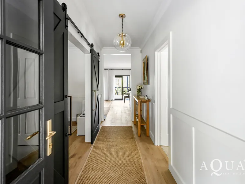 ~ Contemporary Haven with Guest Cottage in Steps to Fine Dining ~