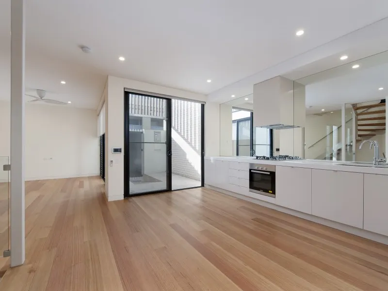 Luxury townhouse with private lift - Pet friendly