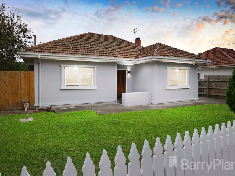 Stylishly presented, fabulously located.
