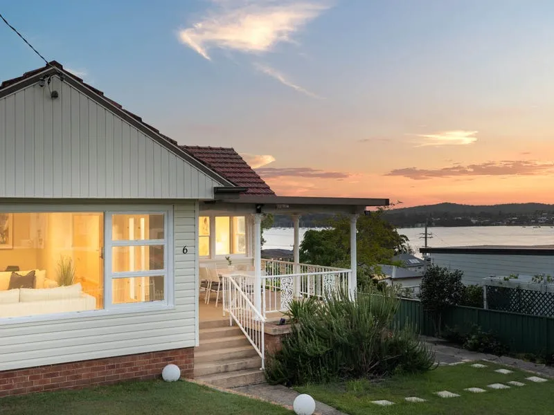 Glittering Views in Prized Lakeside Position