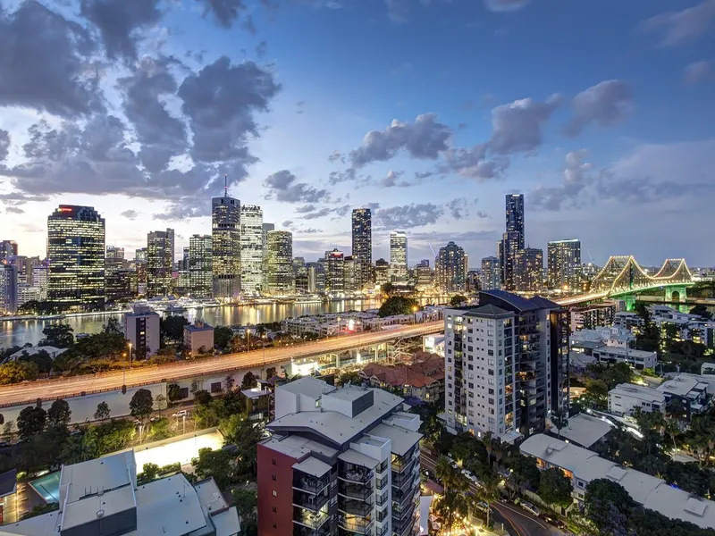 This amazing North facing 18th Floor apartment showcases knockout 270 degree views of the Brisbane River, City Skyline and Story Bridge.