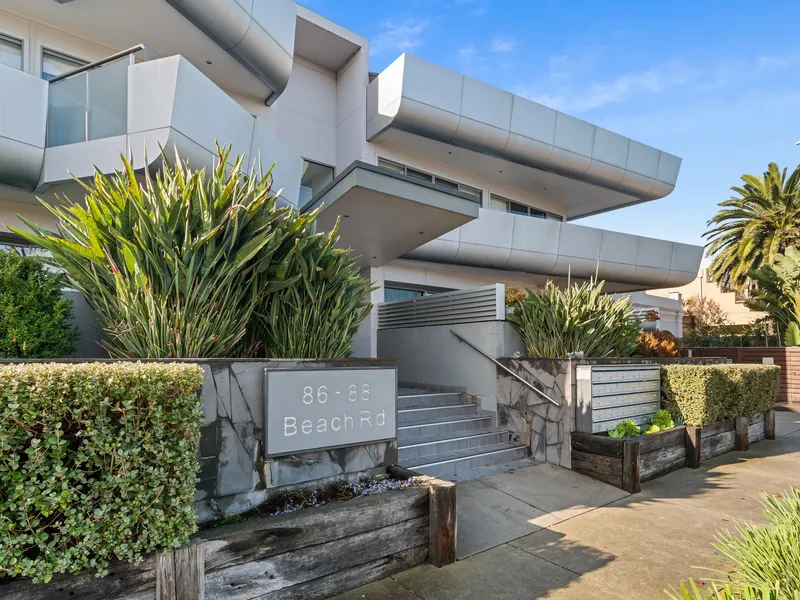 Beachside Living In Boutique Complex